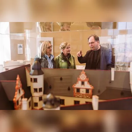 Titelbild zur Veranstaltung Vom Steinzeitgrab zum Dreiecksschloss