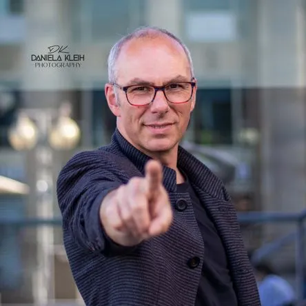 Titelbild zur Veranstaltung Magische Weinprobe mit Magier Ralf Gagel