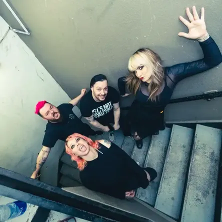 Titelbild zur Veranstaltung THE ANTI-QUEENS [CAN] + SHARK MAPS [EF]