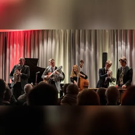 Titelbild zur Veranstaltung CHRIS HOPKINS meets the YOUNG LIONS