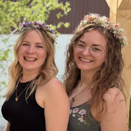 Titelbild zur Veranstaltung Blüten & Bouquets – Haarkranz-Workshop